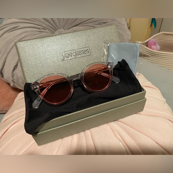 BRAND NEW YESGLASSES SUNGLASSES WITH CLEAR FRAMES AND PINK NO RX LENSES - Picture 2 of 11